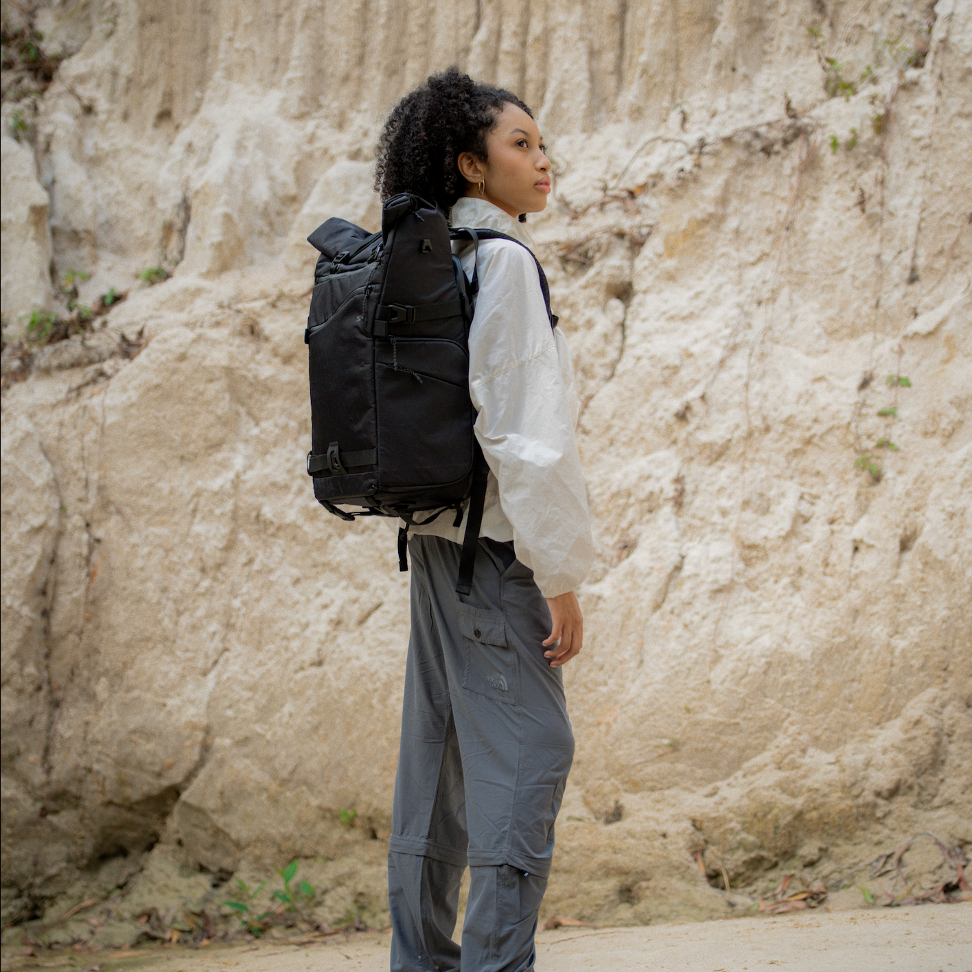 All-in-one solution for DSLR filmmakers—fits entire shooting setup without compromising mobility.